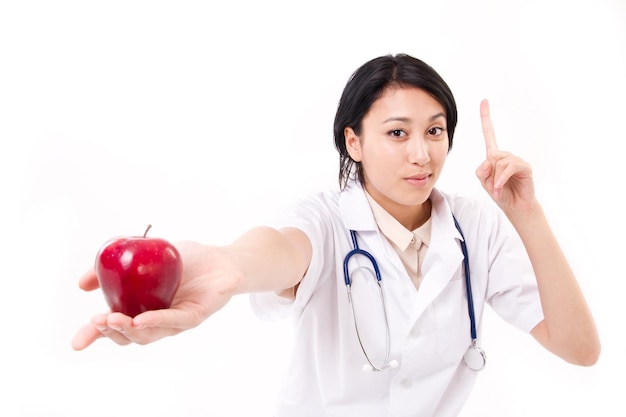 Lächelnde Ärztin, die roten Apfel, gesundes Essen, Obst, Esskonzept vorschlägt