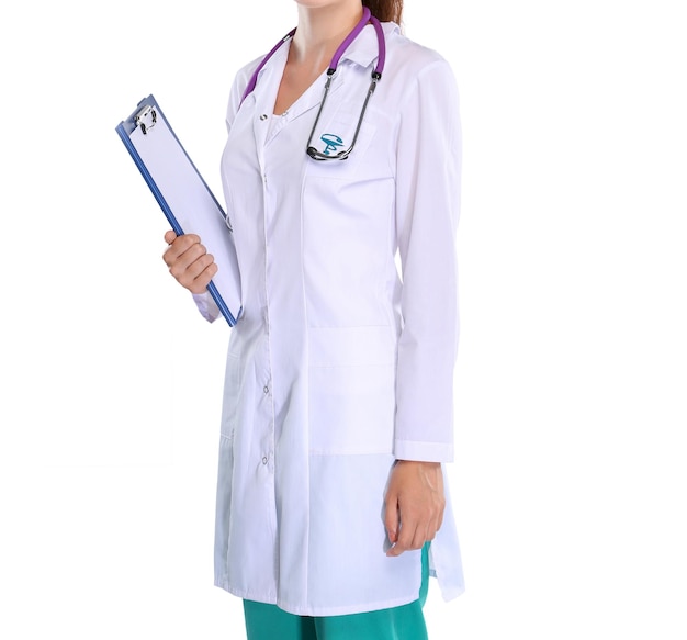 Lächelnde Ärztin in Uniform, die im Krankenhaus steht