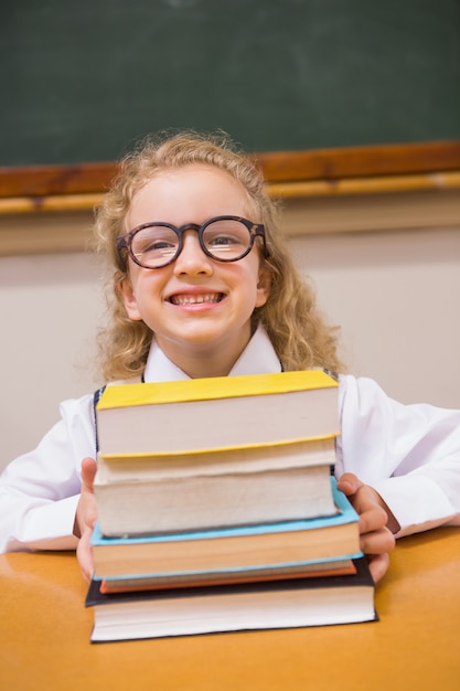 Lächelnde Schüler, die Bücher halten