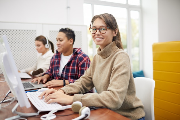 Lächelnde Schüler im Computerunterricht