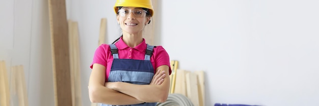 Lächelnde selbstbewusste Arbeiterin im Zimmer