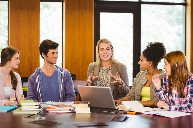 Lächelnde Studenten und Lehrer in der Bibliothek