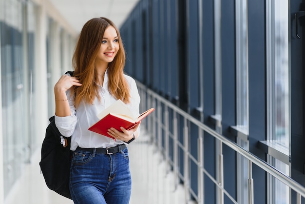 Lächelnde Studentin, die ihre Zukunft durch regelmäßige Vorlesungen verbessert