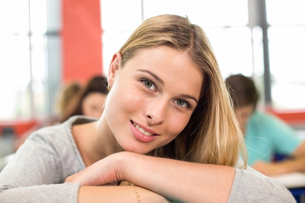 Lächelnde Studentin im Klassenzimmer