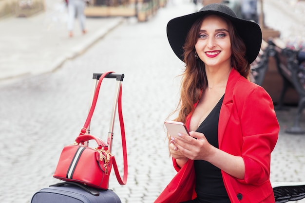 Lächelnde Touristenfrau mit Handy