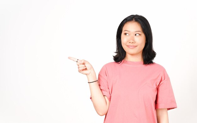 Lächelnde und zeigende Seitenkopie von einer schönen asiatischen Frau, isoliert auf weißem Hintergrund