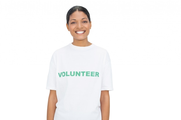 Lächelnde vorbildliche tragende freiwillige T-Shirt Aufstellung