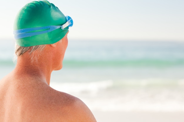 Lächelnder älterer Mann am Strand