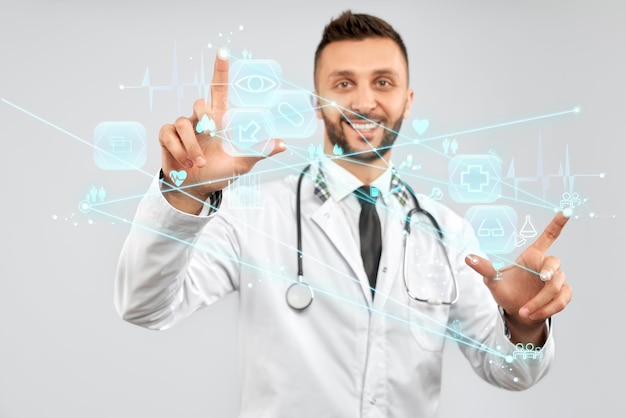 Lächelnder Arzt, der das virtuelle 3D-Symbol berührt