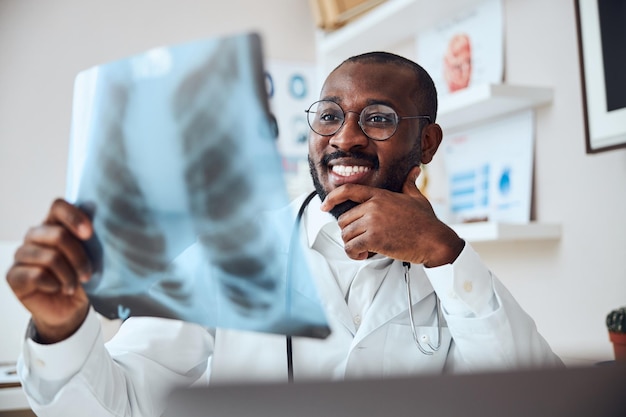 Lächelnder Arzt ist optimistisch in Bezug auf die Patientendiagnose