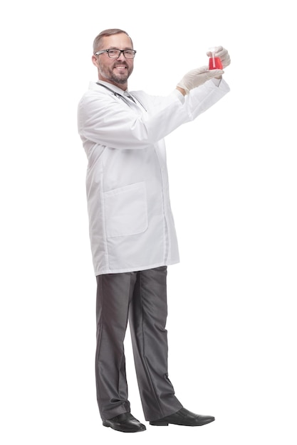 Lächelnder Arzt mit einer Laborflasche in seinen Händen. getrennt auf einem weißen Hintergrund.