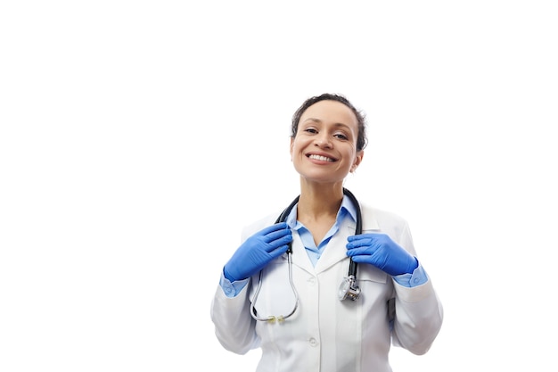 Lächelnder Arzt mit Phonendoskop auf seinem Hals lokalisiert auf weißem Hintergrund. Gesundheitswesen und medizinisches Konzept. Speicherplatz kopieren