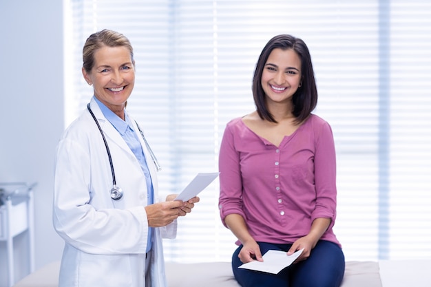 Lächelnder Arzt und Patient in der Klinik