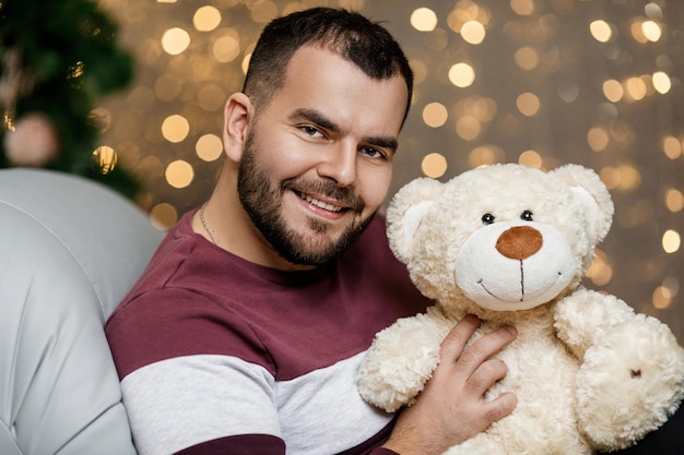 Lächelnder bärtiger Mann mit Teddybär