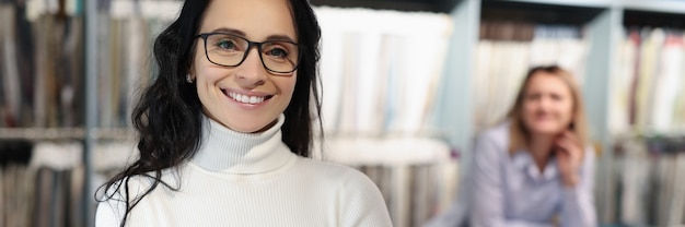 Lächelnder Berater mit Brille beim Kundenberatungskonzept des Tissue Salons