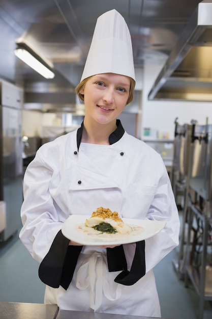 Lächelnder Chef, der Teller darstellt