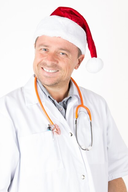 Lächelnder Doktor mit Weihnachtsmütze