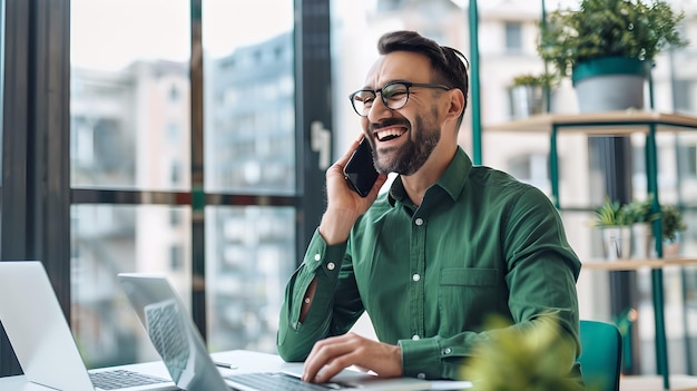 Lächelnder Geschäftsmann spricht im modernen Büro am Telefon Fröhliche professionelle Umgebung Kommunikation mit dem Kunden Gelegenheits-Corporate-Kleidung und helle Arbeitsfläche KI