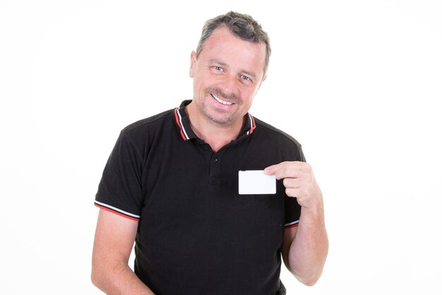 Lächelnder gutaussehender mann, der weiße leere leere visitenkarte des kredits hält