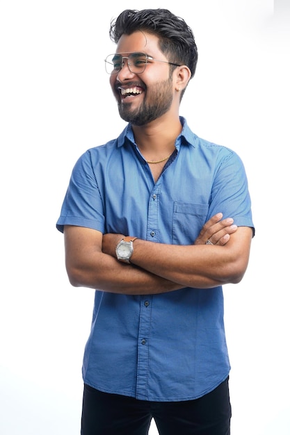 Lächelnder indischer gutaussehender asiatischer Mann mit positiver Ausdrucksaufstellung