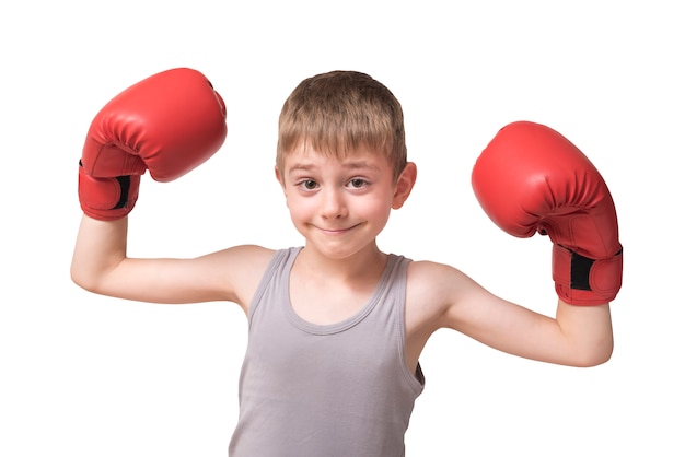 Lächelnder Junge in den Boxhandschuhen. Isolieren