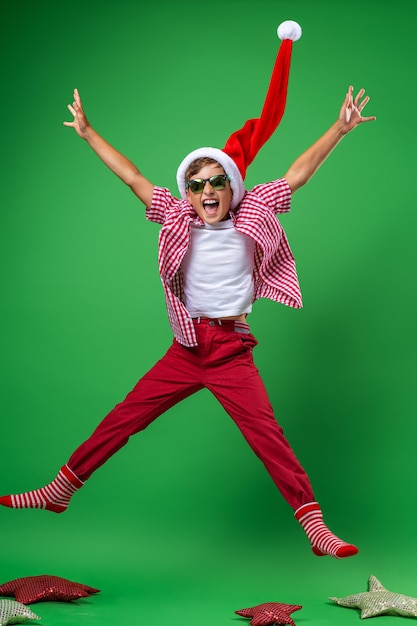 Foto lächelnder junge in einer weihnachtsmütze