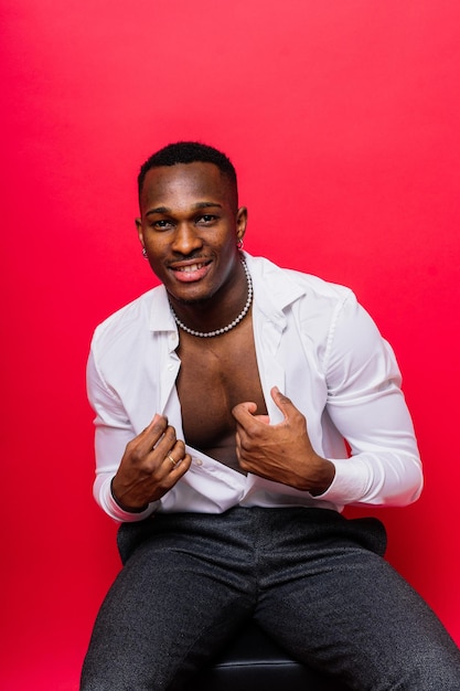 Lächelnder junger afrikanisch-amerikanischer Mann isoliert auf gelbem Hintergrund Studio-Leute aufrichtige Emotionen