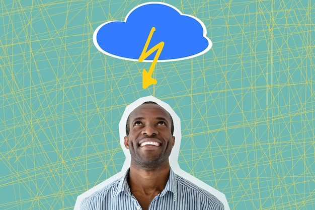 Foto lächelnder junger afroamerikanischer mann, der auf die wolke blickt und blitze über seinem kopf isoliert auf blauem hintergrund. strategie-business-brainstorming-inspirationskonzept. kunstcollage