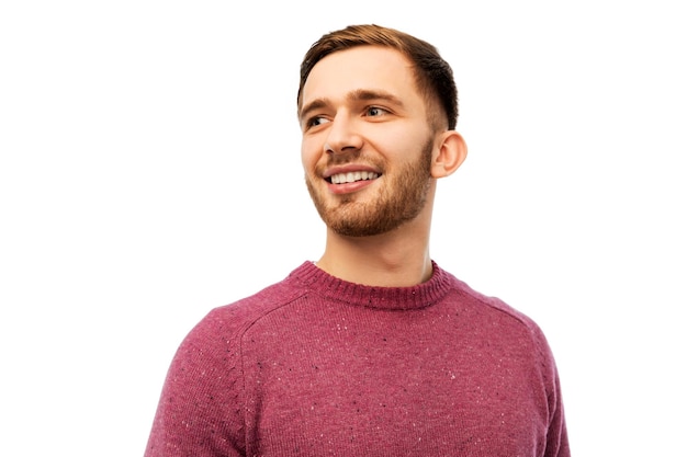 lächelnder junger Mann auf weißem Hintergrund