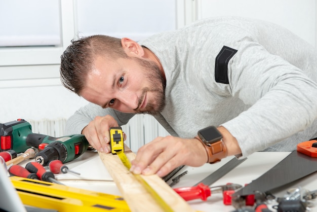 Lächelnder junger Mann DIY zu Hause