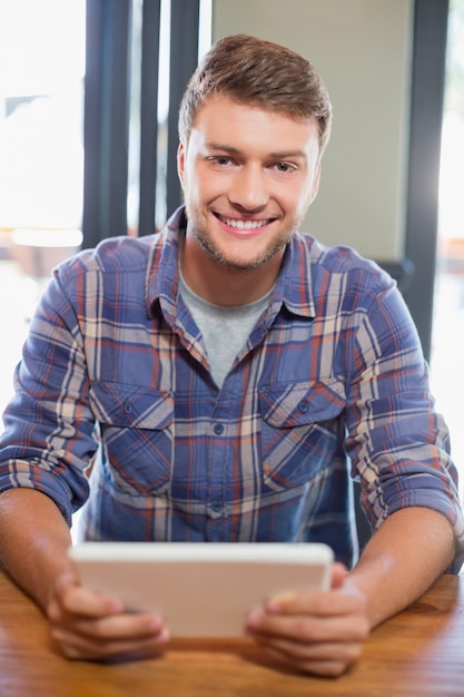 Lächelnder junger Mann mit Tablet-Computer