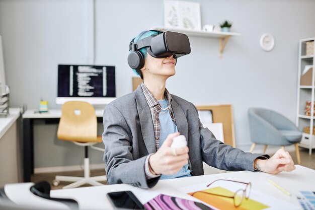 Lächelnder junger Mann mit VR-Headset im Büro