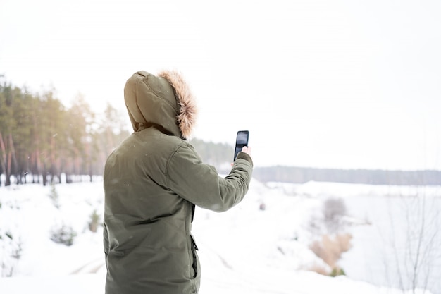 Lächelnder junger Mann Winter