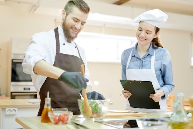 Lächelnder Koch, der im Restaurant arbeitet