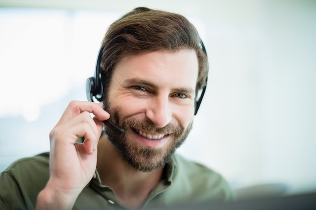 Foto lächelnder kundendienstmitarbeiter, der im call center arbeitet