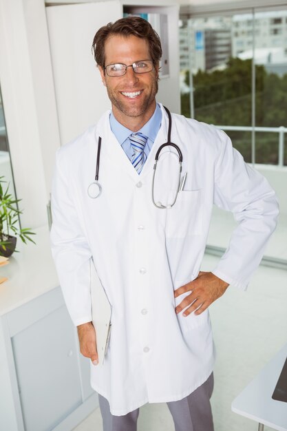 Lächelnder männlicher Doktor im Ärztlichen Dienst