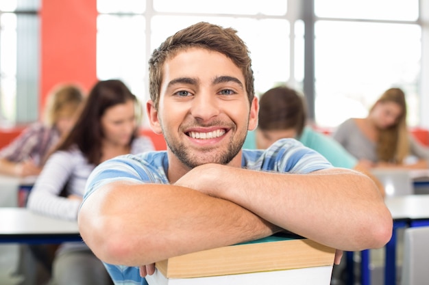 Lächelnder männlicher Student im Klassenzimmer