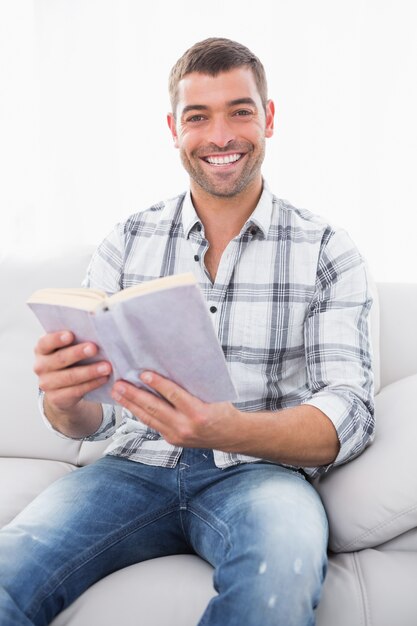 Lächelnder Mann, der ein Buch liest