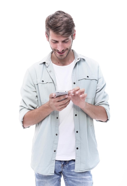 Lächelnder Mann, der eine SMS auf dem Smartphone liest