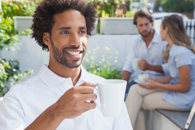 Lächelnder Mann, der einen Kaffee trinkt