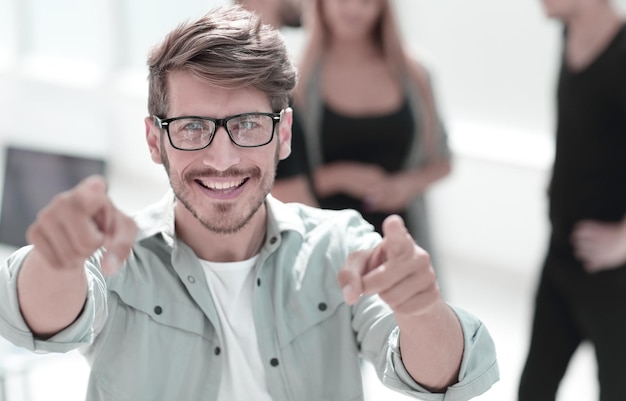 Foto lächelnder mann, der mit dem finger auf sie zeigt