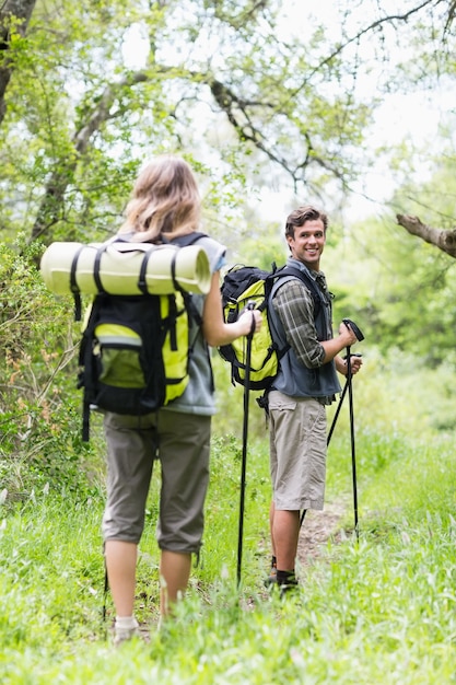 Lächelnder Mann, der Partner beim Wandern betrachtet