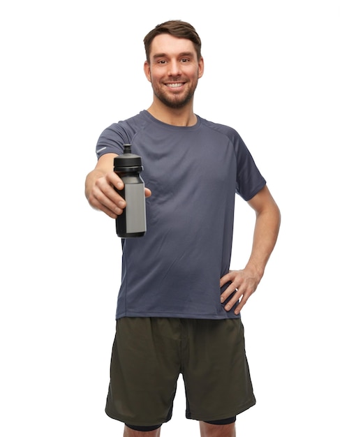 lächelnder Mann in Sportkleidung mit Flasche
