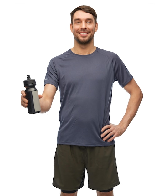 lächelnder Mann in Sportkleidung mit Flasche
