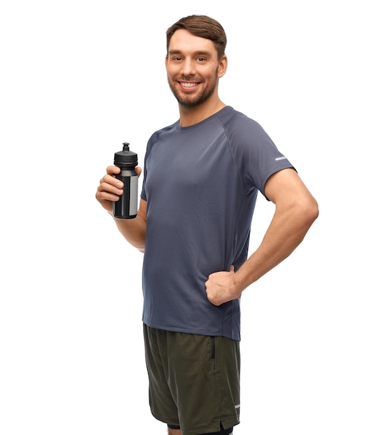 lächelnder Mann in Sportkleidung mit Flasche