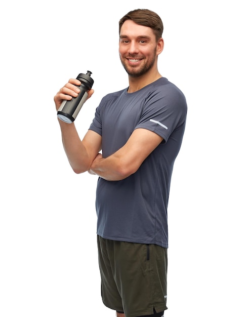 lächelnder Mann in Sportkleidung mit Flasche