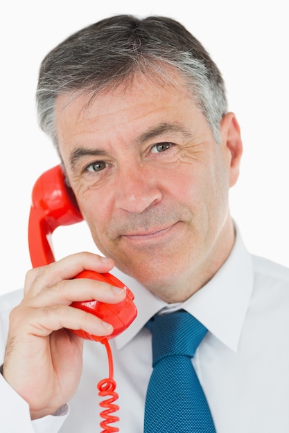 Lächelnder Mann mit dem Telefon