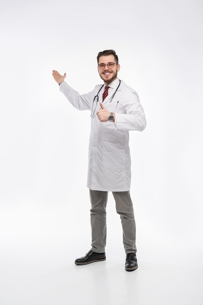 Lächelnder medizinischer Arbeiter im weißen Kittel und in der Krawatte