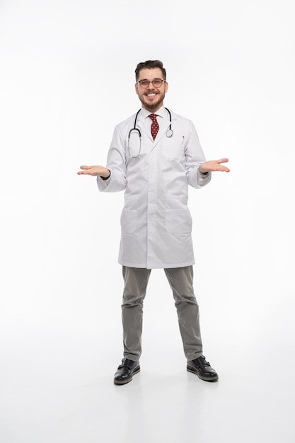 Lächelnder medizinischer Arbeiter im weißen Kittel und in der Krawatte