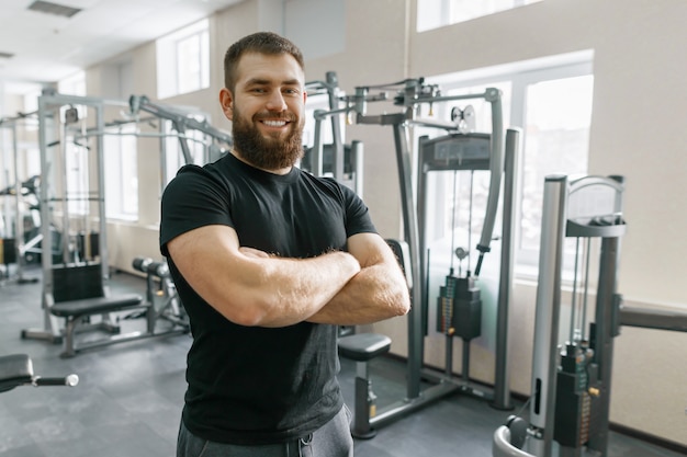 Lächelnder positiver überzeugter männlicher persönlicher Lehrer